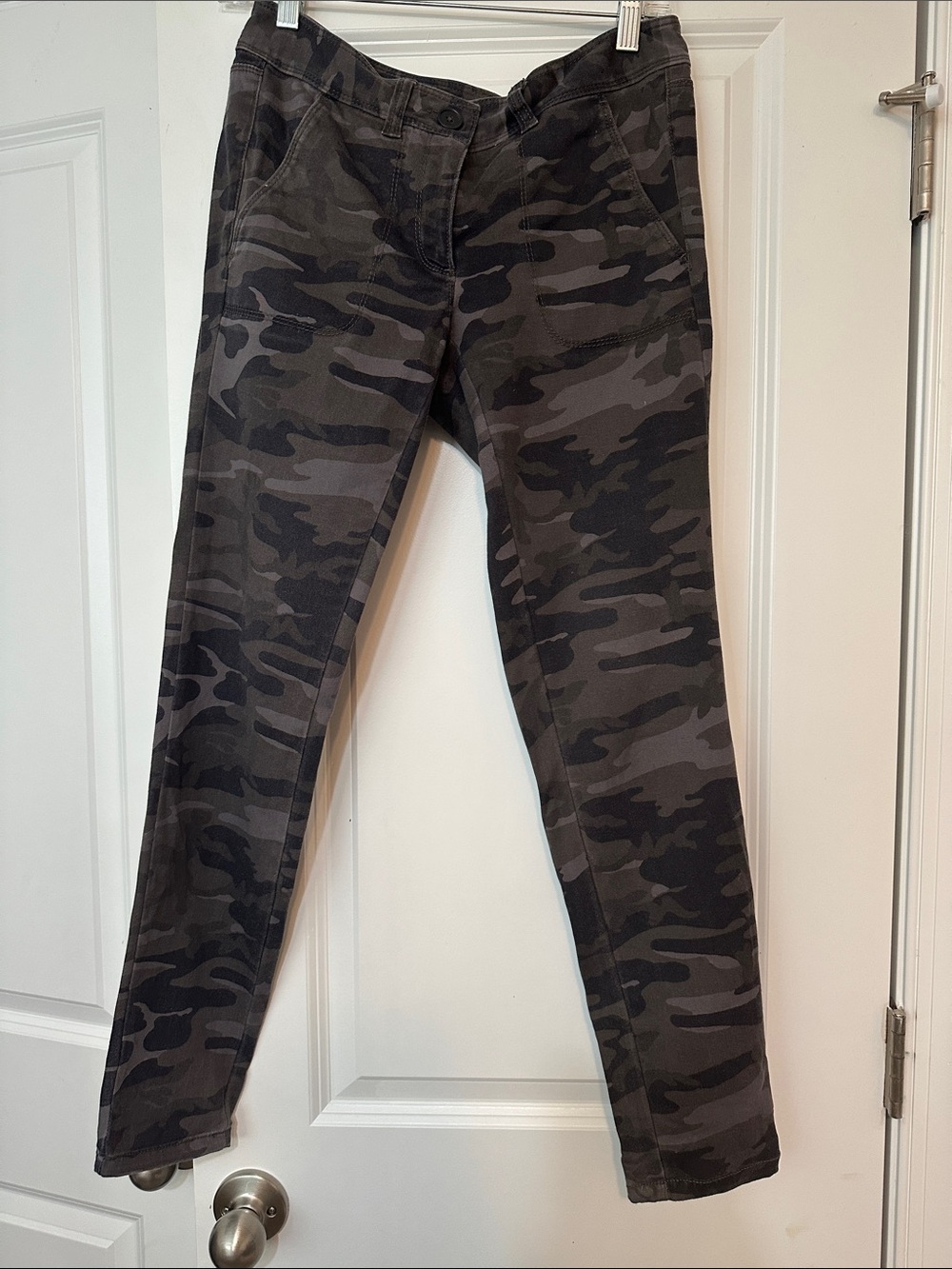 Loft sz 2 gray camouflage skinny jeans, side pockets and back flap pockets.